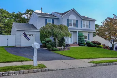 48 Gladiola Dr, Howell, NJ 07731