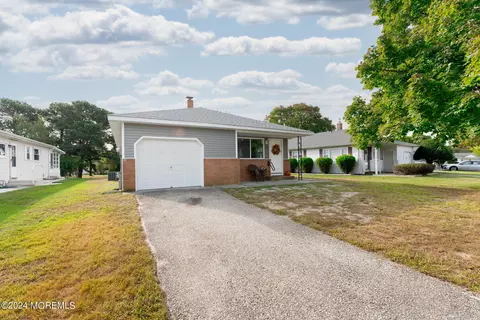 8 San Salvador St, Toms River, NJ 08757