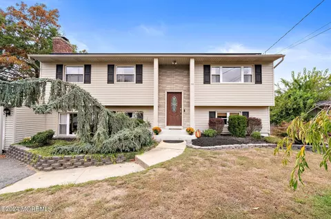 39 Vivian Ct, Howell, NJ 07731
