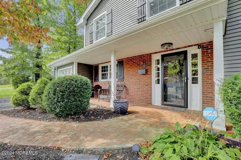 9 Fawn Dr, Matawan, NJ 07747