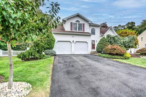 10 Silverbrooke Cir, Howell, NJ 07731
