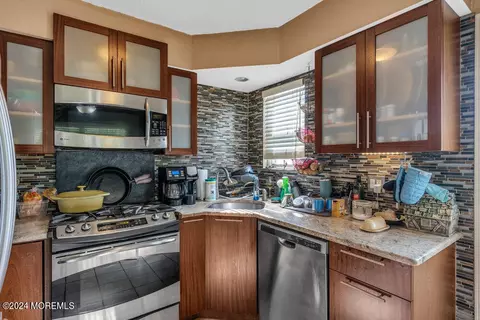 14 Liberty Dr, Tinton Falls, NJ 07753