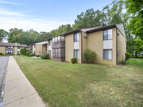 60 Amberly Dr #D, Manalapan, NJ 07726