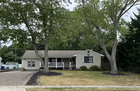 18 Silver Creek Ln, Toms River, NJ 08753