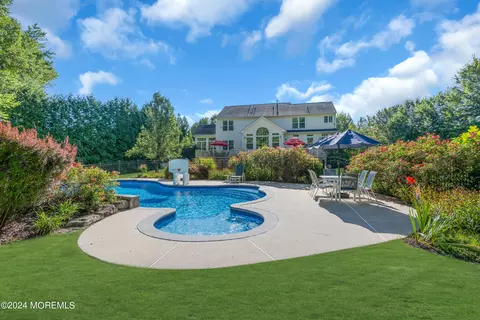 12 Fountain View Dr, Jackson, NJ 08527
