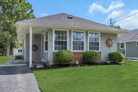 27 Yellowstone Dr, Toms River, NJ 08753