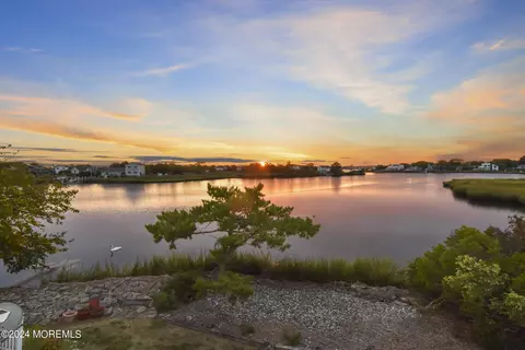 51 Valentine St #8B, Monmouth Beach, NJ 07750