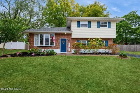 42 Oak Ter, Howell, NJ 07731