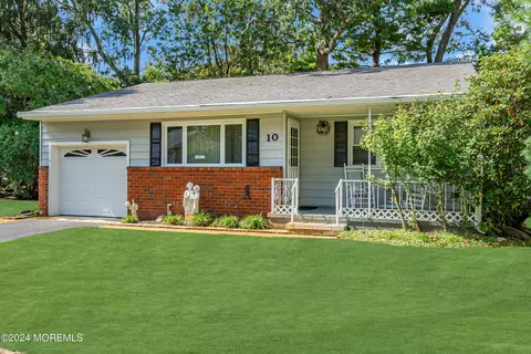 10 California Dr, Whiting, NJ 08759