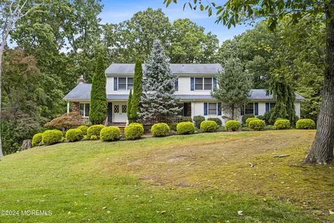 4 Willow Ln, Englishtown, NJ 07726