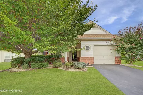 11 Henley Cir, Manchester, NJ 08759