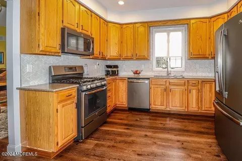 Kitchen - 5 Leeds Ln, Monroe, NJ 08831 photo 2 of 3