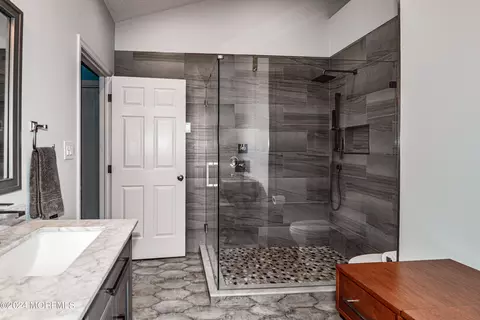 Bath - 5 Leeds Ln, Monroe, NJ 08831 photo 3 of 4
