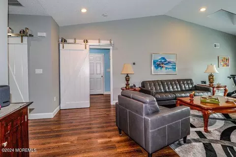 Entry Way - 5 Leeds Ln, Monroe, NJ 08831 photo 3 of 3