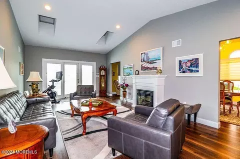 Living - 5 Leeds Ln, Monroe, NJ 08831 photo 4 of 5