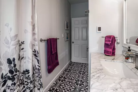 Bath - 5 Leeds Ln, Monroe, NJ 08831 photo 2 of 4