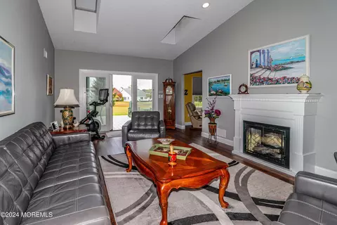 Living - 5 Leeds Ln, Monroe, NJ 08831 photo 1 of 5