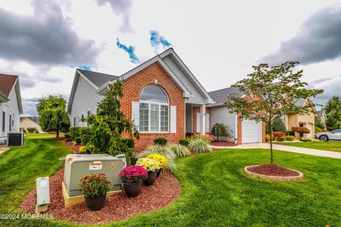 Exterior - 5 Leeds Ln, Monroe, NJ 08831 photo 3 of 7