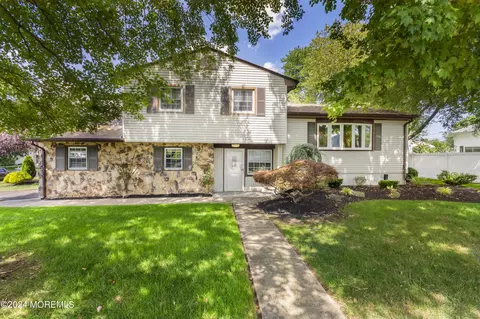20 Creighton Cir, Old Bridge, NJ 08857