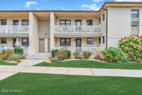 9 Wharfside Dr, Monmouth Beach, NJ 07750