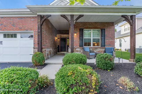 18 E Raphael Ln, Farmingdale, NJ 07727