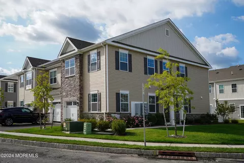 35 Chapel Ln, Wall Township, NJ 07727