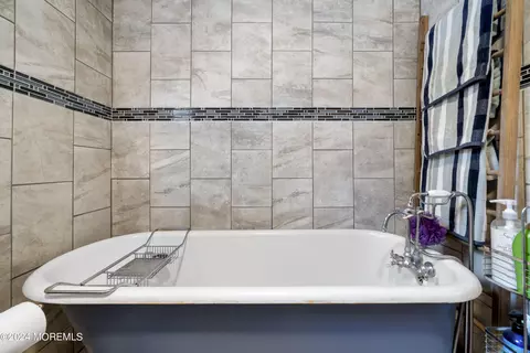 Bath - 230 Maple Ln, Forked River, NJ 08731 photo 3 of 4
