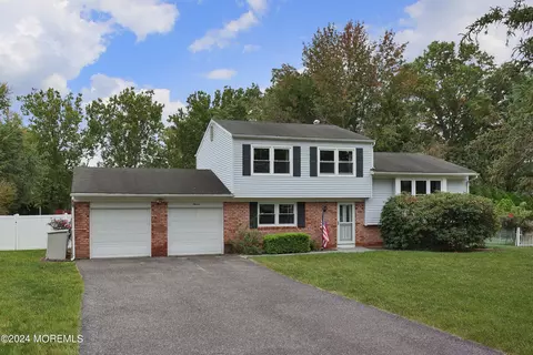 11 Lancelot Rd, Manalapan, NJ 07726
