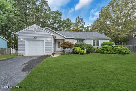 32 Admiral Ave, Manahawkin, NJ 08050