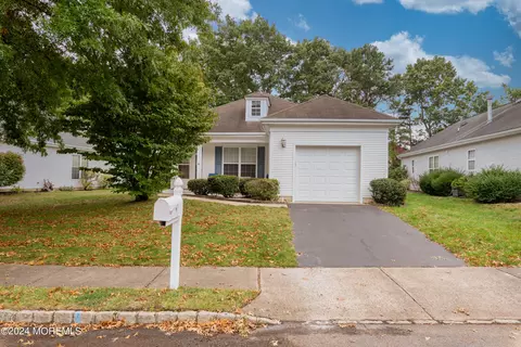 24 Spring Valley Dr, Lakewood, NJ 08701
