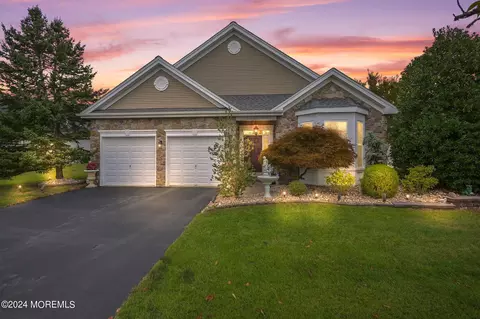 13 Betsy Ross Dr, Allentown, NJ 08501