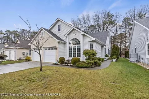 1949 Kwansan Ct, Toms River, NJ 08755