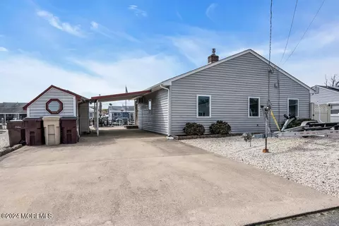 216 Pine Dr, Bayville, NJ 08721