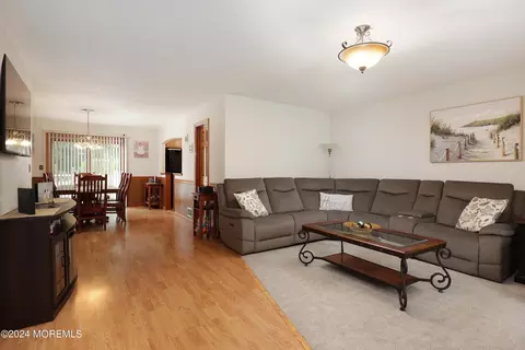 2 Bonnie Dr #1, Middletown, NJ 07748