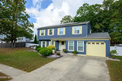 3 Bunker Hill Dr, Howell, NJ 07731