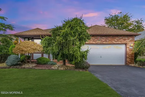 31 Murray Hill Ter, Marlboro, NJ 07746