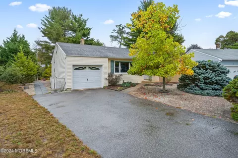 8 Dupont Ct, Toms River, NJ 08757
