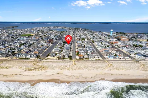 16 Pennsylvania Ave, Lavallette, NJ 08735