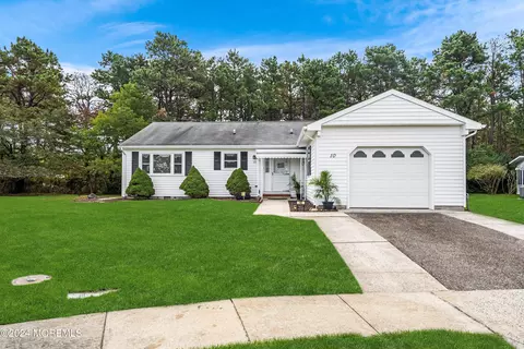 10 Bakoua Ct, Toms River, NJ 08757
