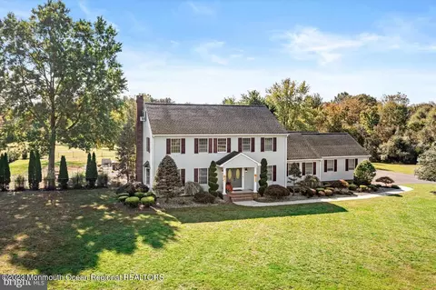 37 Schoolhouse Rd, Cream Ridge, NJ 08514