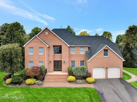 3 Drakes Hl, Morganville, NJ 07751