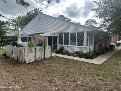 22 Crestwood Pkwy # D, Whiting, NJ 08759