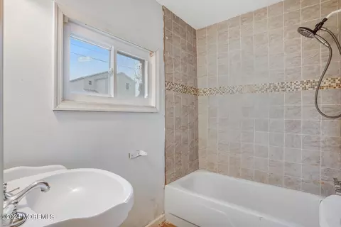 Bath - 115 E Mohawk Dr, Little Egg Harbor, NJ 08087 photo 1 of 3