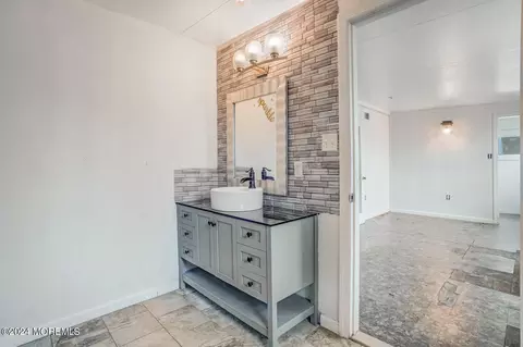Bath - 115 E Mohawk Dr, Little Egg Harbor, NJ 08087 photo 2 of 3