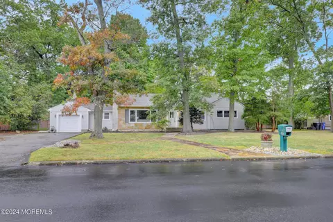 46 Cedarwood Dr, Toms River, NJ 08755