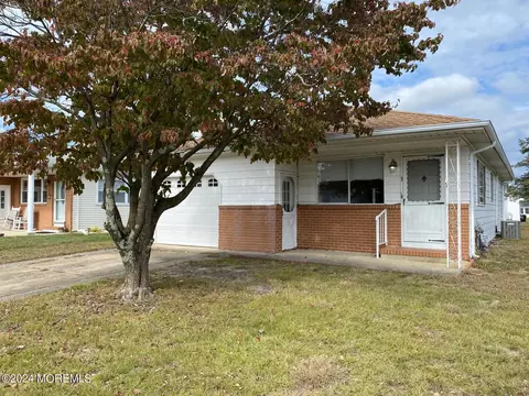 3 Aztec Ct, Toms River, NJ 08757