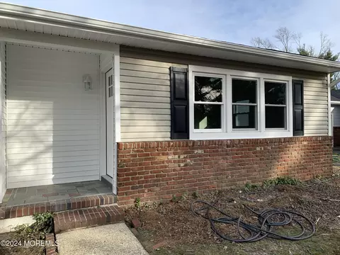 1 Willoughby Ct, Toms River, NJ 08757