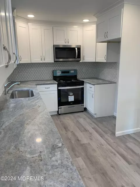 3 Willoughby Ct, Toms River, NJ 08757