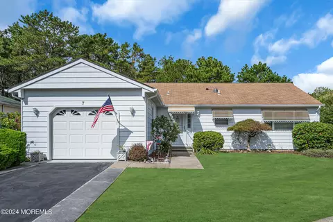 7 Villa Bella Ct, Toms River, NJ 08757