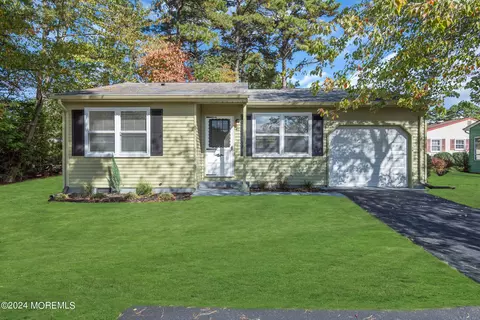 41 Hummingbird Ln, Whiting, NJ 08759